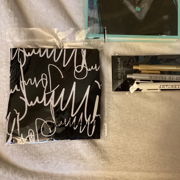 BRAND NEW SEALED JOHN MELLENCAMP LIVE AND IN PERSON 2023 GIFT SET - Picture 2 of 7